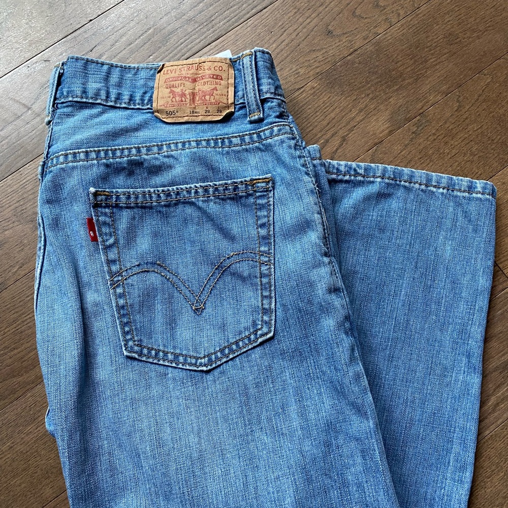Low rise Levi ripped jeans